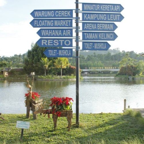 tiang-penunjuk-arah-floating-market-lembang-1