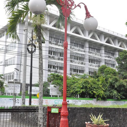 tiang-lampu-UGM-3 tiang-lampu-UGM-3