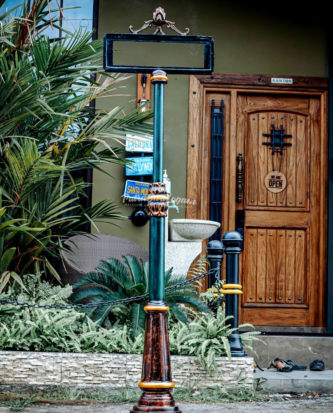 tiang-papan-nama-antik-2