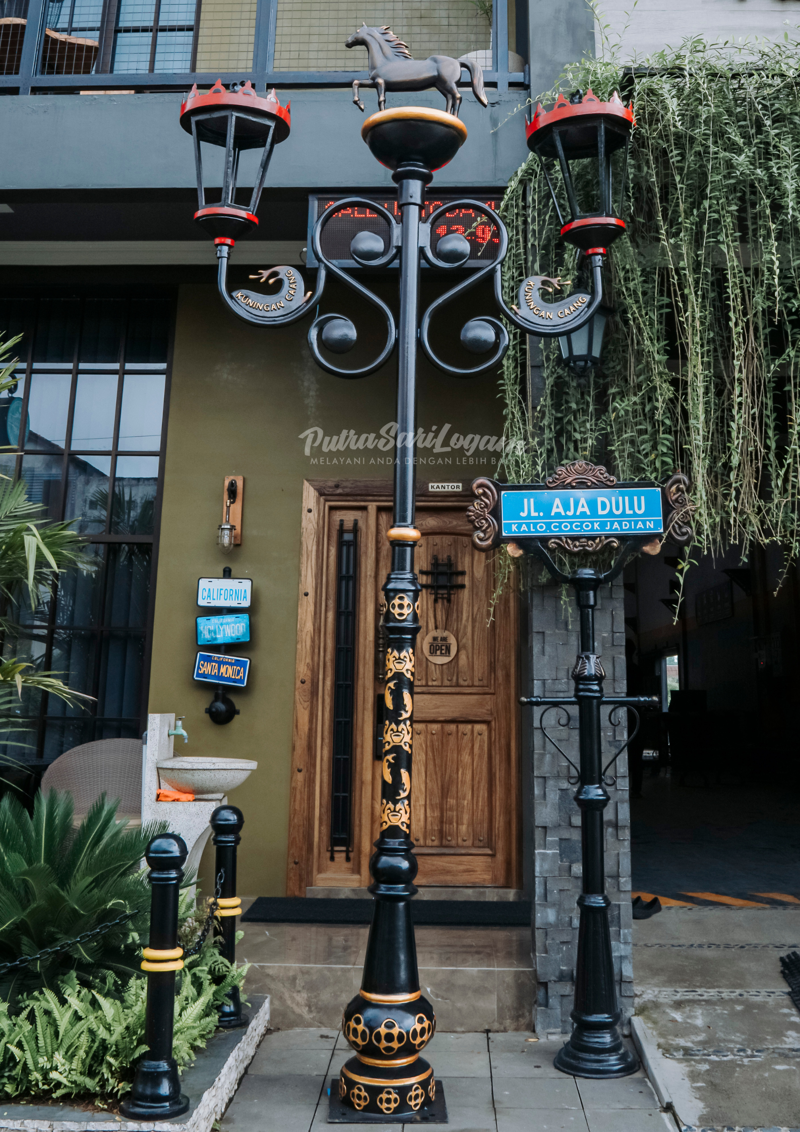 Tiang Lampu Unique Desain Untuk Kuningan Caang