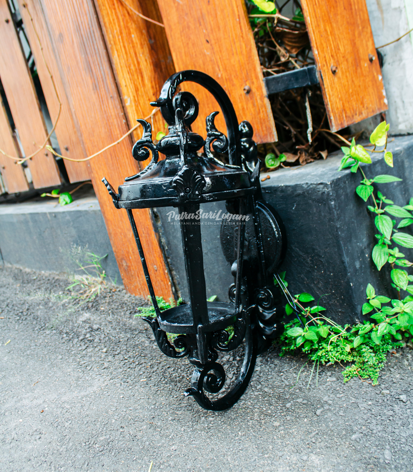 Lampu Tempel Dekoratif Untuk Suasana Outdoor