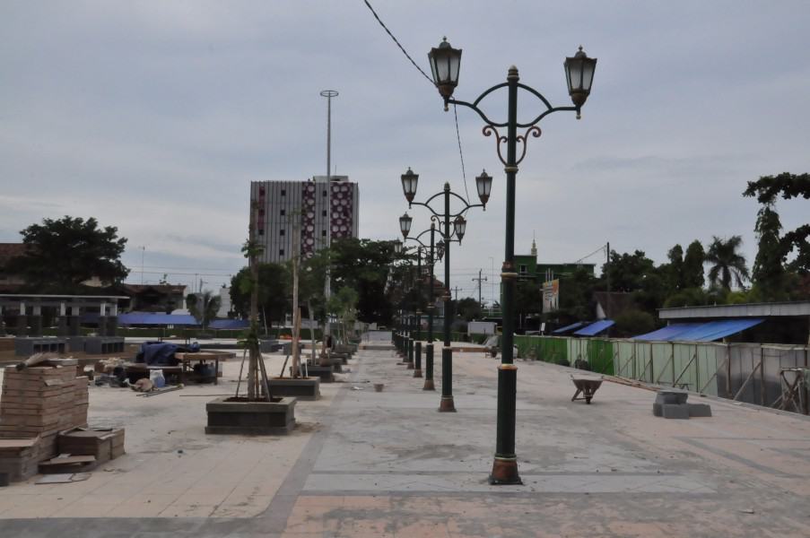 proyek tiang lampu taman unik alun-alun rembang